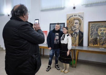Художник от Русе подреди изложба в Чилнов за 3 март