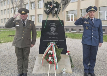 Във Ветово отдадоха почит към паметта на летеца полк.Велико Пенчев