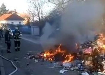 Изхвърлена жар в контейнерите запали боклука в два камиона в Русе /ВИДЕО/