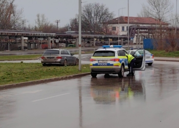 Гонка между БМВ и полицията в Русе завърши с ПТП и свалени номера /ВИДЕО/