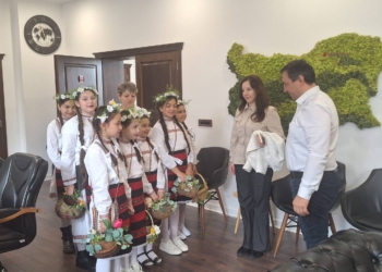 Лазарки огласиха с песни и настроение сградата на Община Ветово