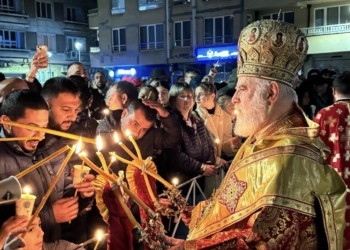 Русенци посрещнаха тази нощ Възкресение Христово, днес е Великденското хоро
