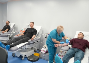 Лекарите на УМБАЛ „Медика Русе“ се борят за живота на тежко пострадалата жена , 12 души дариха кръв