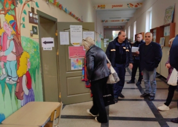 Първите избиратели в Русе гласуваха в 7 часа, възрастните – на хартия, младите – с машина /ВИДЕО/