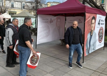 Кандидатите от листата ПП МЕЧ Русе са сред хората на площада в Русе