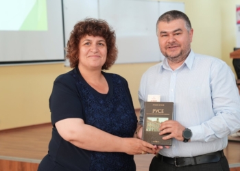 „Медика“ с жест към училищата с книга за Русе, издадена с мисия от проф.Кирил Панайотов
