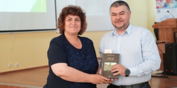 „Медика“ с жест към училищата с книга за Русе, издадена с мисия от проф.Кирил Панайотов