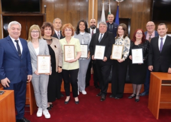 Връчиха наградите „Неофит Рилски“ на педагози от Русе и Мартен