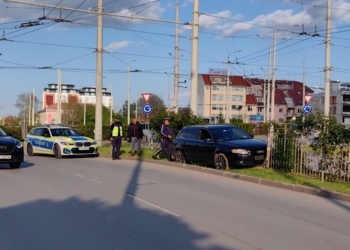 Автомобил помете загражденията по бул.“Скобелев“ в Русе /ВИДЕО/