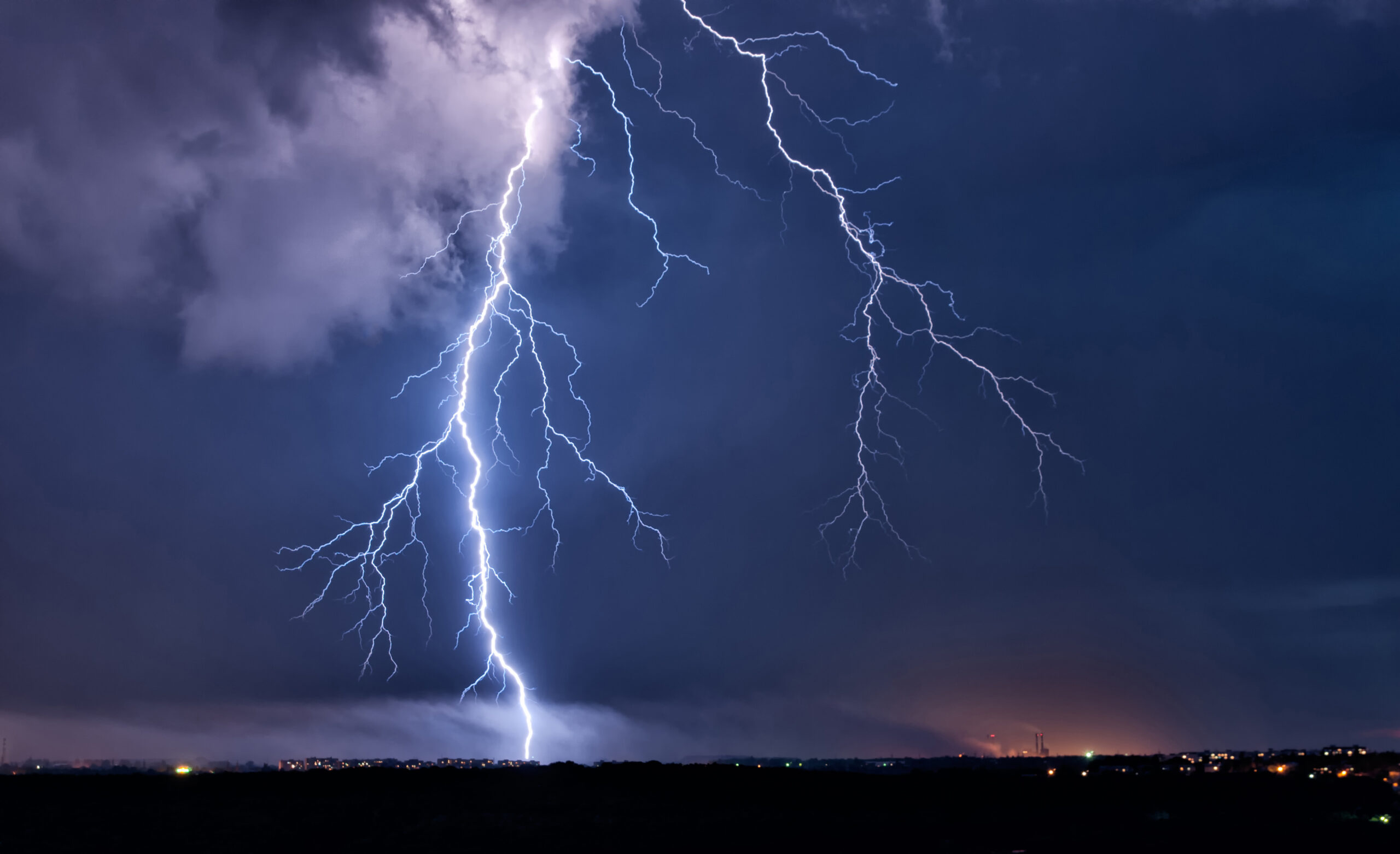Русе Медиа - За да знаеш повече Big lightning in the stormy sky over a city