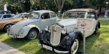 Автомобил от 1936 г. с наградата на кмета на Русе на ретро парада