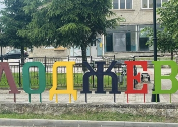 Трактор изкърти електрически стълб в Глоджево