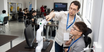 В Русенския университет завърши Еразъм+ за ИИ, 3D технологиите и роботиката