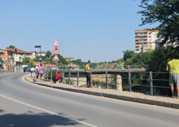 В Бяла продължава акцията по освежаване на парапетите покрай реката