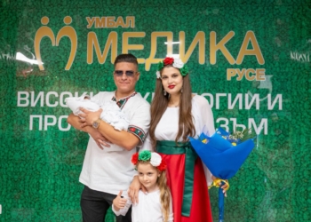 Изписването на бебето на семейство от Ветово се превърна във фолклорен празник