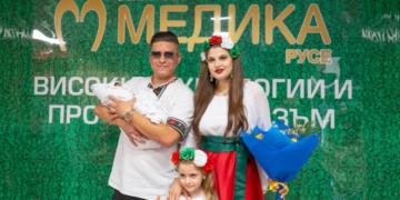 Изписването на бебето на семейство от Ветово се превърна във фолклорен празник