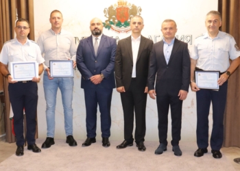 Областният управител награди четирима полицаи от Русе