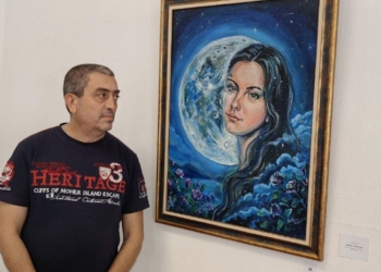 Боян Боцев събира кукериди, изкуствен интелект и принтове в изложба в Русе /ВИДЕО/