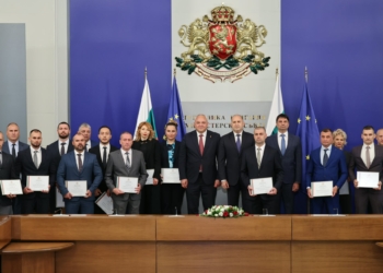 Русе Медиа - За да знаеш повече Румен Радев награди двама полицаи от Русе за разбитата група за фентанил