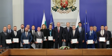Русе Медиа - За да знаеш повече Румен Радев награди двама полицаи от Русе за разбитата група за фентанил