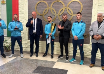 Русе Медиа - За да знаеш повече Радо Росенов и треньорът му Съби Събев с отличия от Спортното училище в Русе /ВИДЕО/