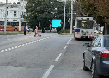 Русе Медиа - За да знаеш повече Такси блъсна тротинетка без светлини в района на гарата в Русе /ВИДЕО/