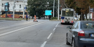 Русе Медиа - За да знаеш повече Такси блъсна тротинетка без светлини в района на гарата в Русе /ВИДЕО/