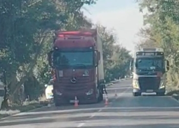 Русе Медиа - За да знаеш повече Закъсал тир затруднява движението по пътя Русе-Бяла /ВИДЕО/