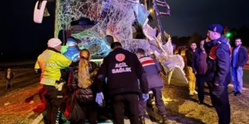 Русе Медиа - За да знаеш повече Автобус с 51 русенци се удари в камион край Одрин, 10 са ранени /ВИДЕО/