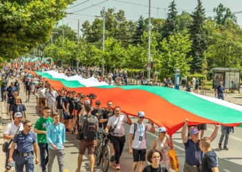 80-метровото знаме на Русе ще бъде днес в София за посрещането на цар Самуил