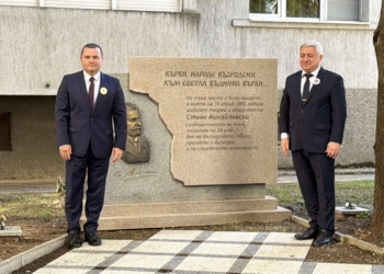 Паметният знак на Стоян Михайловски бе открит в Русе в Деня на учителя /ВИДЕО/
